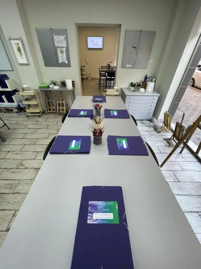 aula de la academia de arte MJ Mariscal en Dos Hermanas